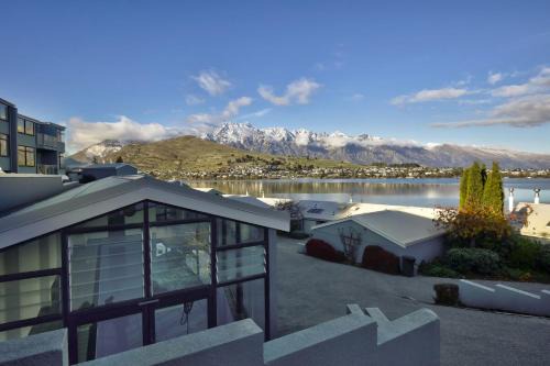 Central 2 bed Apt - views pool walk to town