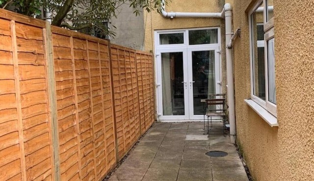 Central 2 bed flat with off street-parking