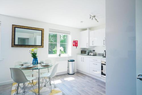 Central 2 Bedroom Flat with 2 Parking Spaces, Quiet and Modern Stay
