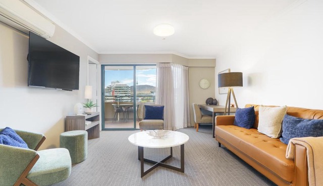Central 2BR apartment, Hotel vibe, Walk everywhere - Hosted by Canstay