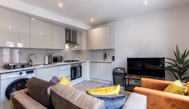 Central 2BR Apt Basingstoke Near Shops & Transport