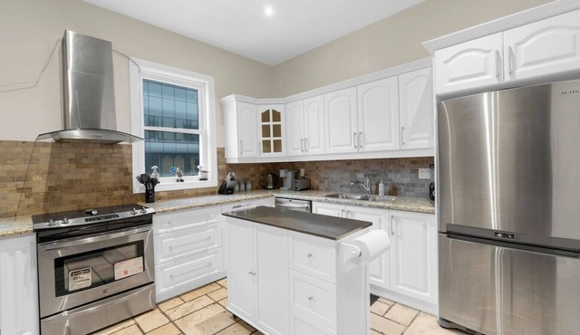 Central 2BR - King Bed - 1 min to Subway/Yonge St