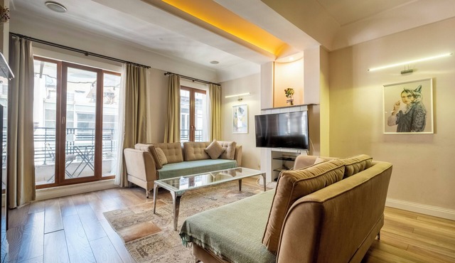 Central 3-bedroom apartment with AC and elevator in Istanbul