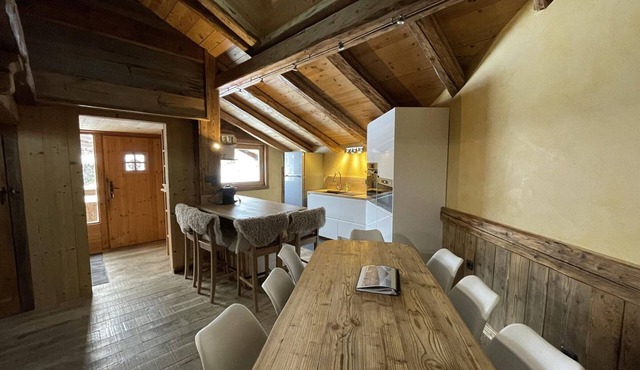 Central 3-BR Apartment for 6 with WiFi, Parking & Spa Access