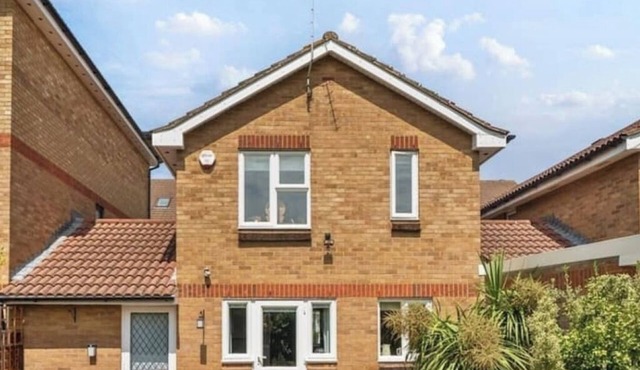 Central 3BR Home Near Tower Bridge with Garden, Parking & Dog-Friendly