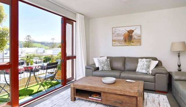 Central Akaroa Retreat - Balcony & Parking -Tumeke Akaroa