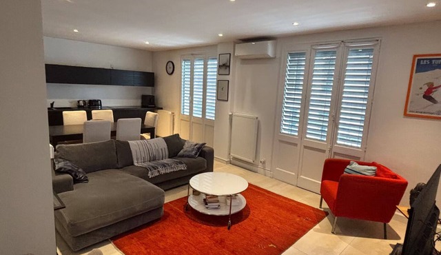 Central and modern 100% air-conditioned apartment 5 minutes walk from the Rhone quays
