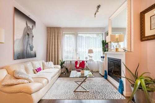 Central and quiet 2 bedroom townhouse with private patio, parking, gym