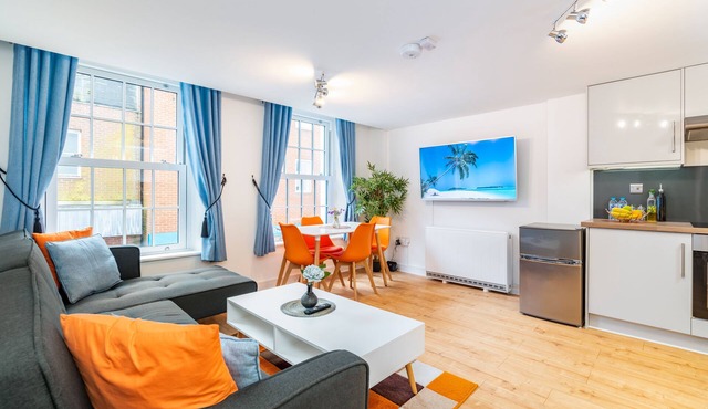 Central Apartment with 55 ' Smart TV, Netflix, Amazon Prime TV, Super King Bed