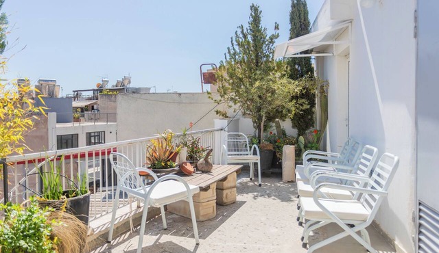 Central Apt Private Balcony & Rooftop Access - CT1