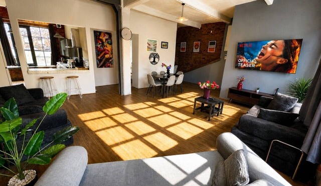Central Apt Sleeps 8 | Bars, Restaurants & Parking