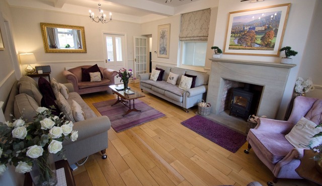 Central Bakewell | Sleeps 12 | Parking for 4–5 Cars | Family & Dog Friendly