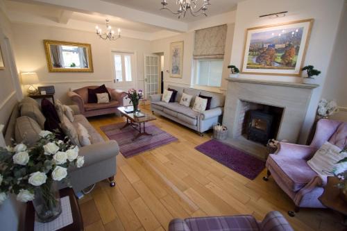 Central Bakewell, Sleeps 12, Parking for 4 or 5 Cars, Family & Dog Friendly