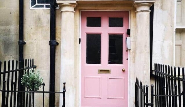 Central Bath. Large Georgian Apt. Private parking