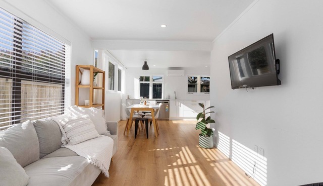 Central Beach Bach in Whangamata – Close to Beach & Town!
