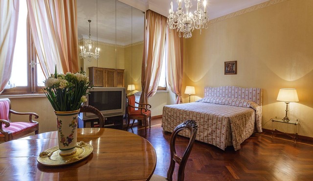 Central between Spanish Steps and Trevi Fountain 2 double bedrooms WI FI