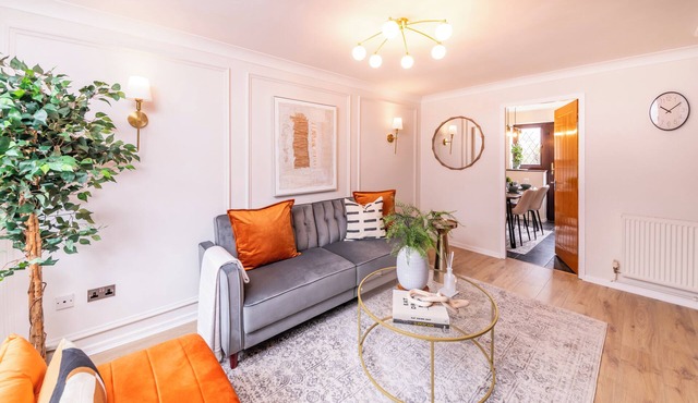 Central Birmingham Luxury 2 bed house up to 6 people. Parking & Garden Near NEC
