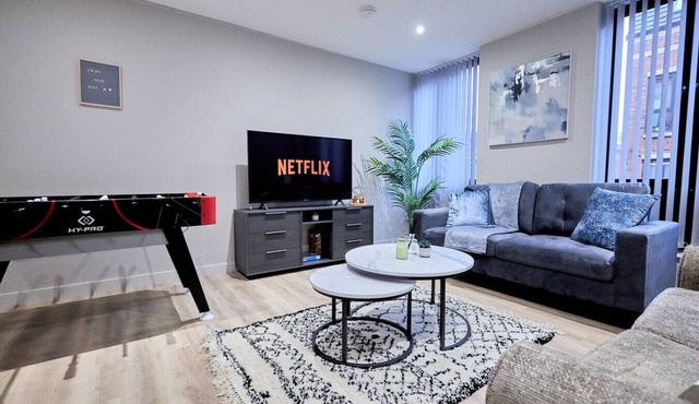 Central Birmingham Getaway: Luxury 2-Bedroom, Netflix, Games & Parking