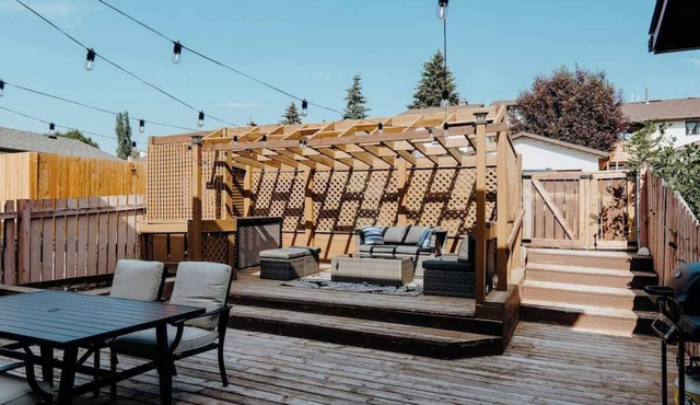 Central Calgary & Nearby Mountain Escape - 4 Beds