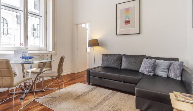 Central Chiado Flat with Elevator CH6 by LV Premier