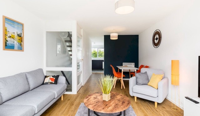 Central & Comfortable 2Bedroom Property, Warwick|Pass the Keys