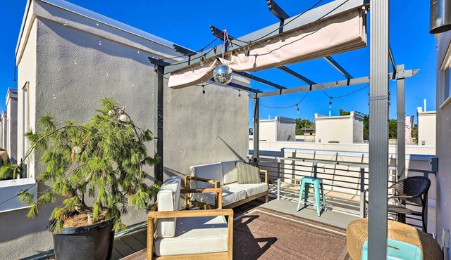 Central Denver Townhome w/ Rooftop + Views!