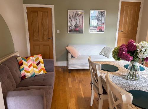 Central Derby pride park 4 bedrooms 7 beds -Spacious contractors large group -Cul de Sac EasyFREE PARKING