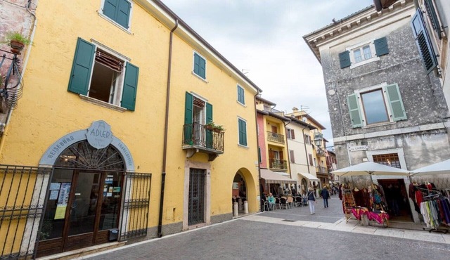 CENTRAL ELEGANT APARTMENT WITH PRIVATE PARKING