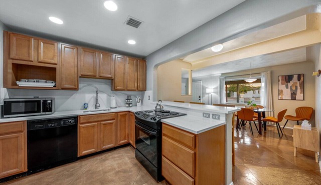 Central/Fire Pit/Fenced Backyard/4 BR 2 BA