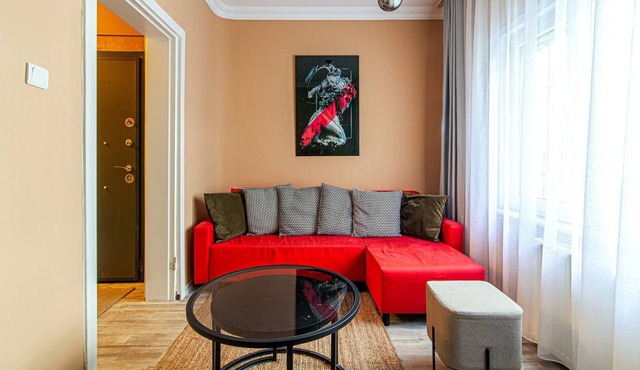 Central Flat w Backyard 5 min to Taksim Square