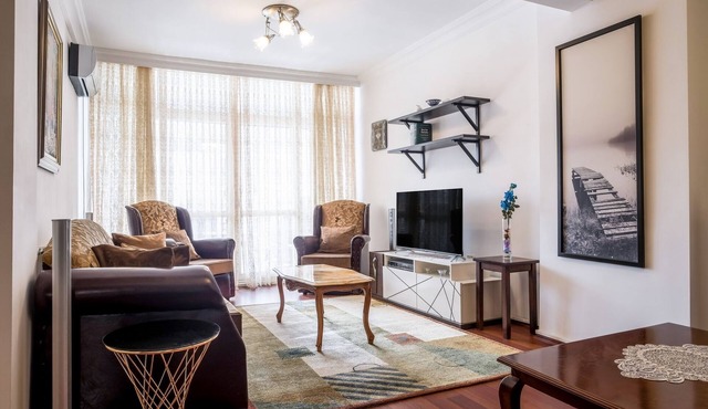 Central Flat w Balcony 1 min to Carousel Mall
