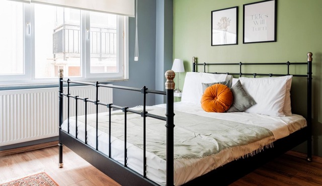 Central Flat w Balcony 5 min to Coast and Taksim