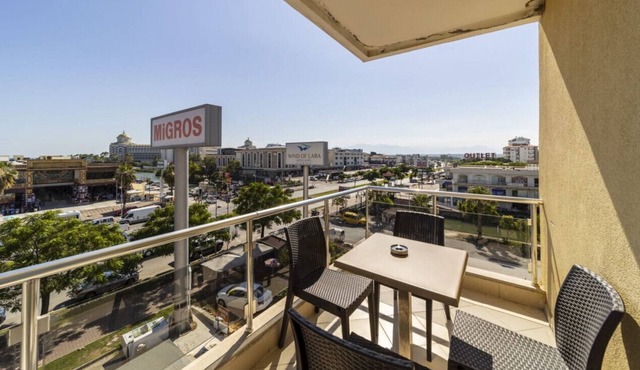 Central Flat w balcony, 5 min to Lara Beach
