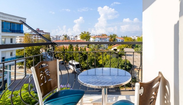 Central Flat w Balcony 10 min to Hadrian Gates