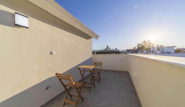 Central Flat with Balcony and Terrace in Muratpasa