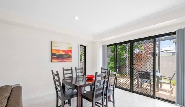 ​Central Gem: 3BR & 2.5B Townhouse, Walk distance to Shops, Rail, Pool and Parks