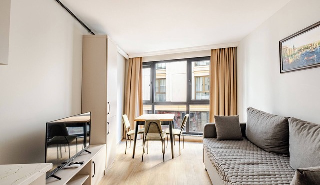 Central Large Brand New Apartment w/Elevator Near Metro