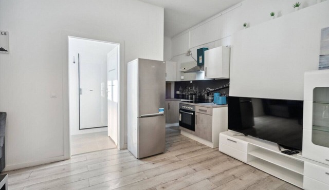Central Lichtenberger Apartment for 6 People