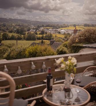 Central Llandeilo with Stunning views- Sleeps 2