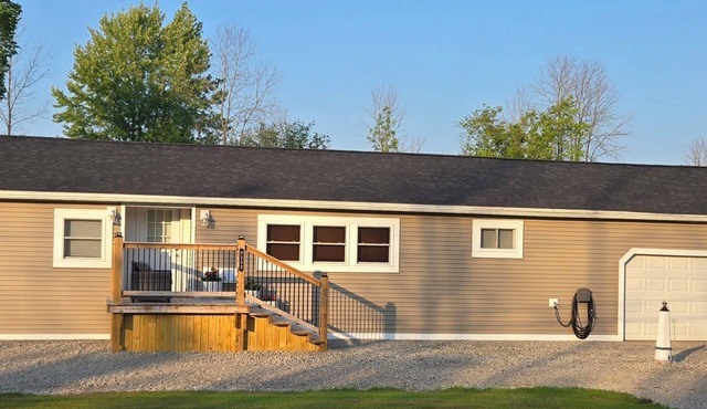 Central location. 5min from exit 32 NYS Thruway. 10min from Turning stone
