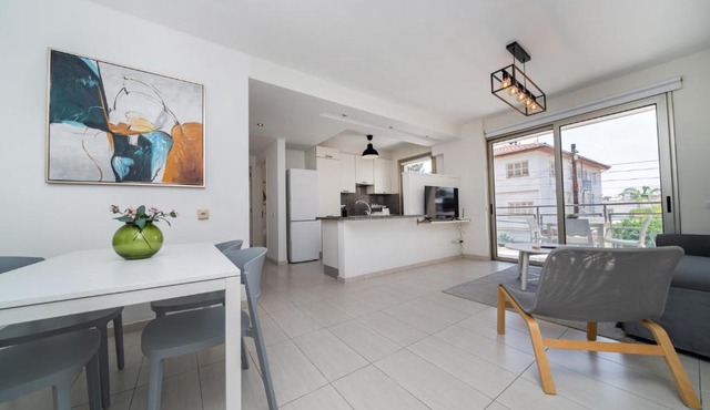 Central Luxurious 2 bedroom flat