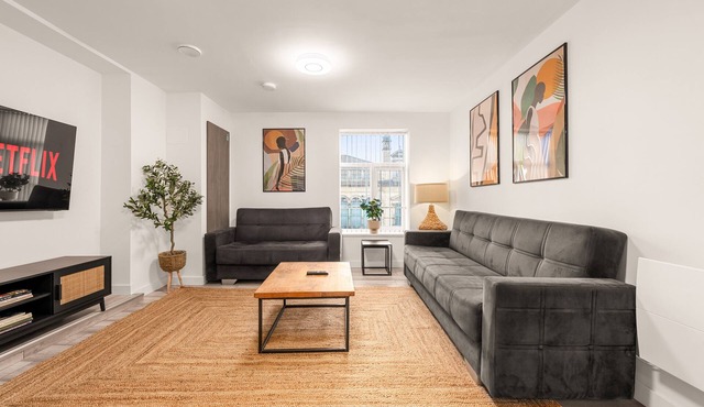 Central Manchester Haven | City Views | Sleeps 4