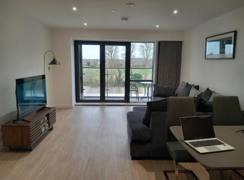 Central Modern and Spacious River view Apartment with parking