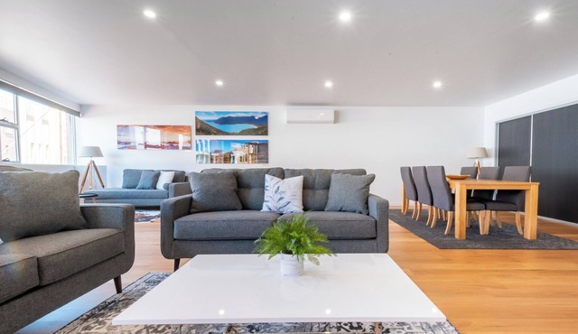 Central & Modern Inner City Apartment with WiFi