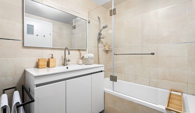 Central modern JLM 3BR suite with a private Parking and a Balcony