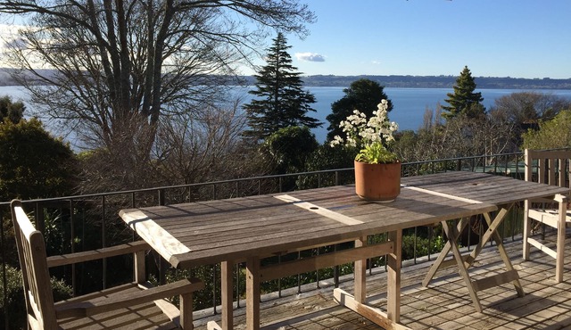 CENTRAL, MODERN, MAGNIFICENT LAKE VIEW, 3 BATHROOMS. SLEEPS 10. PET FRIENDLY.