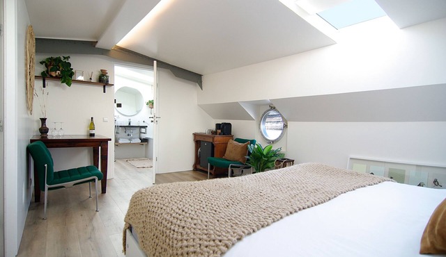 Central & Modern studio on Eco-Houseboat Excelsior!
