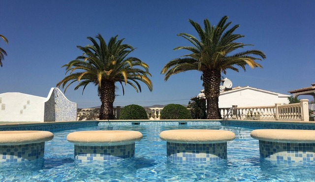 Central Moraira, Excellent Value.Air Conditioning. Close to Bars, Restaurants.