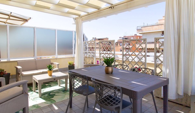 Central penthouse overlooking the sea