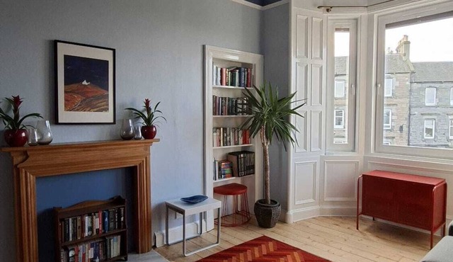 Central quiet traditional Victorian apartment